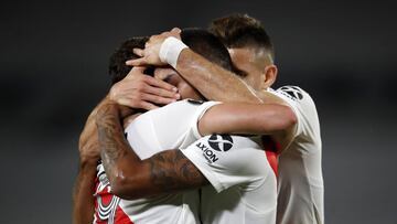 BUENOS AIRES, ARGENTINA - APRIL 28: H&eacute;ctor Mart&iacute;nez of River Plate celebrates with teammates after scoring the first goal of his team during a match between River Plate and Junior as part of Group D of Copa CONMEBOL Libertadores 2021 at Estadio Monumental Antonio Vespucio Liberti on April 28, 2021 in Buenos Aires, Argentina. (Photo by Natacha Pisarenko-Pool/Getty Images)