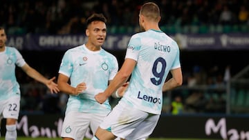 Verona (Italy), 03/05/2023.- Inter's Edin Dzeko (R) celebrates with team-mate Lautaro Martinez after scoring the 0-3 goal during the Italian Serie A soccer match Hellas Verona vs Inter Milan at Marcantonio Bentegodi stadium in Verona, Italy, 03 May 2023. (Italia) EFE/EPA/EMANUELE PENNACCHIO
