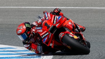 JEREZ DE LA FRONTERA (CÁDIZ), 28/04/2024.- El piloto italiano de MotoGP Francesco Bagnaia (Ducati Lenovo Team) durante la carrera del Gran Premio de España de Motociclismo de 2024 disputado este domingo en el Circuito de Jerez - Ángel Nieto (Cádiz). EFE/José Manuel Vidal
