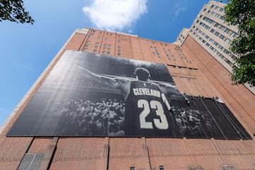 Operarios trabajando en la retirada del cartel del alero, LeBron James, en Cleveland (Ohio) tras el anuncio de su fichaje por los Ángeles Lakers. 