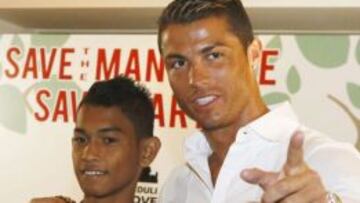 Cristiano posa junto a un ni&ntilde;o al que ayud&oacute; tras un tsunami