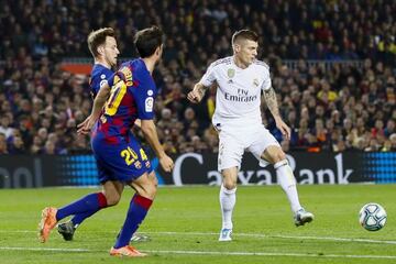 Toni Kroos in action against Barcelona.