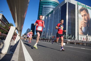 Varias personas participan en la 47ª edición del Zurich Rock 'N' Roll Running Series, a 27 de abril de 2025, en Madrid (España).