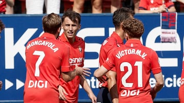 Los jugadores del Osasuna celebran un gol.