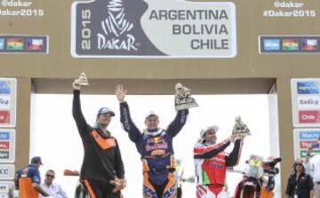 El piloto español de KTM, Marc Coma (c), primer puesto; el portugués de Honda, Paulo Goncalves (d), segundo, y el australiano de KTM, Toby Price (i), tercero, festejan su victoria en la categoría de motos tras la última etapa en el Rally Dakar 2015 hoy, sábado 17 de enero de 2015, entre las localidades de Rosario y Buenos Aires, Argentina. El Dakar 2015 finalizó hoy tras disputarse desde el 3 y el 17 de enero entre Argentina, Chile y Bolivia.