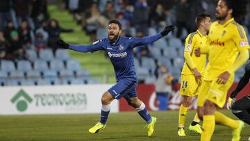 Jorge Molina celebra uno de sus dos goles.