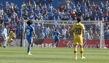 Es un pase -o patadón- de Ter Stegen casi desde su propia área que pasa por encima de la defensa y llega a Luis Suárez. El delantero corre, ve adelantado a Soria y define de primeras picándola sobre el portero. Es una barbaridad el pase de Ter Stegen, que