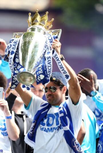 LONDON, ENGLAND - MAY 25:  Diego Costa of Chelsea celebrates with the Premier League trophy duing the Chelsea FC Premier League Victory Parade on May 25, 2015 in London, England.  (Photo by Ben Hoskins/Getty Images)