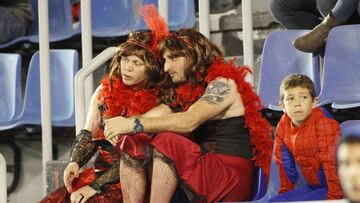 Una pareja disfruta del fútbol y del Carnaval de Tenerife en la grada del Heliodoro Rodríguez López.