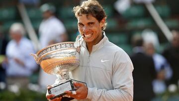 Rafael Nadal muerde el trofeo de campe&oacute;n de Roland Garros de 2014 despu&eacute;s de superar en la final a Novak Djokovic.