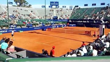 Carreño perdió los estribos al ser eliminado: ¡tiró su raqueta a la tribuna!