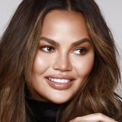 Chrissy Teigen muestra las cicatrices para demostrar que retiró sus implantes de pecho