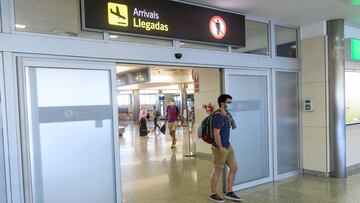 GRAF5480. MALIA&Ntilde;O (CANTABRIA), 23/06/2020.- Viajeros en la zona de llegadas del aeropuerto Seve Ballesteros en Malia&ntilde;o (Cantabria), que han sido los primeros en aterrizar a bordo de un avi&oacute;n de la aerol&iacute;nea de bajo coste Ryanai