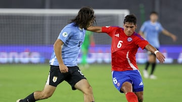 Uruguay's forward #22 Bruno Calcagno (L) and Chile's midfielder #06 Gabriel Pinto fight for the ball during the 2025 South American U-20 football championship final round match between Chile and Uruguay at the Br�gido Iriarte stadium in Caracas on February 10, 2025. (Photo by Edison GAMEZ / AFP)