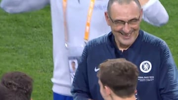 La felicidad de Sarri al mostrar su particular premio tras ganar la Europa League.