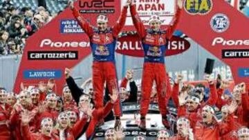 <b>ÉXITO NIPÓN. </b>Así celebró todo el equipo Citroën el título de Loeb.