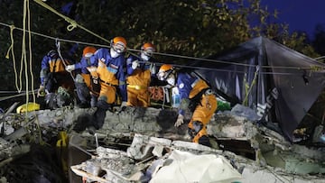Brigadistas japoneses reanudan labores de rescate en un conjunto multifamiliar de Tlalpan-