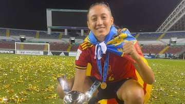 Fiamma con la Copa del Mundial Sub-20.