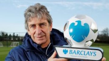 El entrenador chileno muestra el trofeo que recibió en Inglaterra.