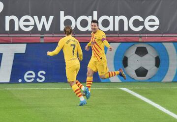 1-3. Leo Messi celebró el tercer gol con Antoine Griezmann.