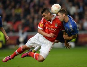Oscar Cardozo salta con Gary Cahill.