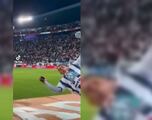 ¡Qué aventado! Aficionado de Pachuca rompió el techo de la banca de los jugadores