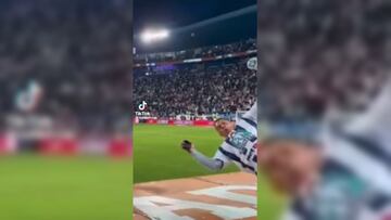 ¡Qué aventado! Aficionado de Pachuca rompió el techo de la banca de los jugadores