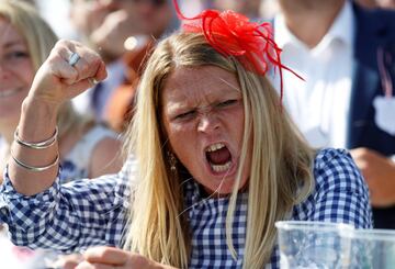 Baile de sombreros en el "Ladies Day" de Epsom