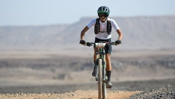 Biker participante en la Titan Desert.