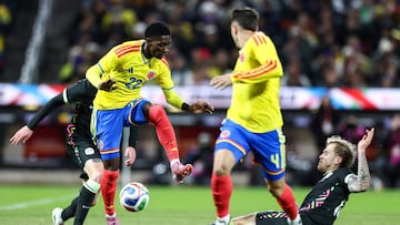 Colombia�s forward #22 Yaser Asprilla fights for the ball with Australia�s midfielder #14 Riley McGree during the international friendly football match between Colombia and Australia at Citifield stadium in the Queens borough of New York City on November 18, 2025. (Photo by CHARLY TRIBALLEAU / AFP)
