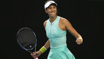 Garbi&ntilde;ee Muguruza celebrates su triunfo.