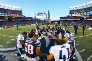 Los Tennessee Titans y los New England Patriots rezan juntos.