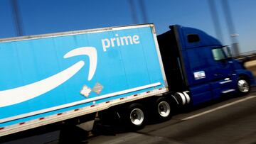 FILE PHOTO: An Amazon Prime truck is pictured as it crosses the George Washington Bridge on Interstate Route 95 during Amazon's two-day "Prime Early Access Sale" shopping event for Amazon members in New York City, New York, U.S., October 11, 2022. REUTERS/Mike Segar/File Photo