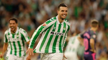 SEVILLA, 29/09/2024.- El centrocampista del Betis Giovani Lo Celso celebra tras marcar ante el Espanyol, durante el partido de LaLiga en Primera División que Real Betis y RCD Espanyol disputan este domingo en el estadio Benito Villamarín, en Sevilla. EFE/Julio Muñoz