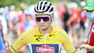 Mathieu van der Poel posa con el maillot de l&iacute;der antes de la cuarta etapa de la Vuelta a Suiza.