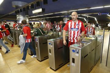 La afición llegando en Metro. 