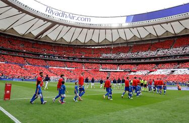 Salida de los jugadores al terreno de juego. 