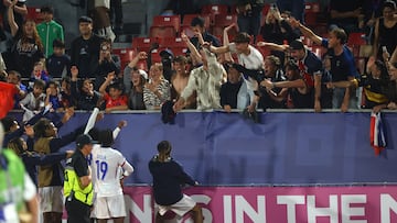Futbol, Japon vs Francia.
Mundial sub 20, Chile 2025.
Los jugadores de Francia celebran el triunfo durante un partido de octavos de final del mundial sub 20 contra Japon disputado en el estadio Nacional de Santiago, Chile.
08/10/2025
Jonnathan Oyarzun/Photosport
Football, Japan vs France.
U-20 World Cup Championship.
France’s players reacts after winning during a round of 16 match of the U-20 World Cup against Japan at the Nacional stadium in Santiago, Chile.
08/10/2025
Jonnathan Oyarzun/Photosport