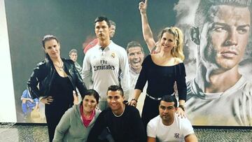 Cristiano y su familia presumen de Balones de Oro por Navidad