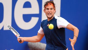 Dominic Thiem devuelve una bola ante Rafael Nadal durante la final del Barcelona Open Banc Sabadell 2017.