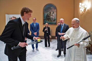 El papa León XIV, gran aficionado al tenis, recibió ayer en el Vaticano al italiano Jannik Sinner (en inglés, pecador), quien le regaló una raqueta de tenis. El Papa, que practicó este deporte en su juventud, bromeó ante los medios de comunicación con que disputaría un campeonato siempre y cuando no participara el número uno del mundo.