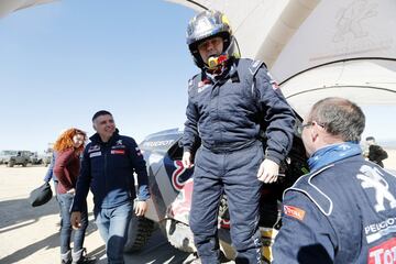 Tomás Roncero ejerció de copiloto de Carlos Sainz por un día en la base militar del Goloso a los mandos del Peugeot 3008 DKR Maxi, el mismo coche con el que el bicampeón ganó el Dakar 2018.