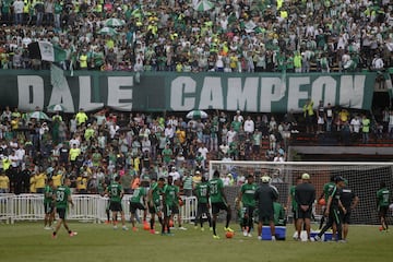 Gran recibimiento de la hinchada de Nacional 