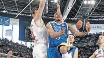 <b>VUELA. </b>Marlon Garnett y el Estudiantes agujerearon con velocidad la defensa del Lagun Aro Bilbao.