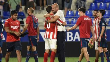 01-10-23. MIGUEL ÁNGEL RAMÍREZ ABRAZA A NACHO MÉNDEZ, AUTOR DEL GOL DEL TRIUNFO DEL SPORTING EN EL ALCORAZ DE HUESCA.