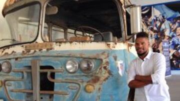 Eliseu, con un autob&uacute;s vintage del M&aacute;laga.