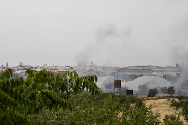 El incendio se originó en la calle Párroco Eusebio Cuenca, en una zona sin urbanizar cercana al Espacio Delicias y el Museo del Ferrocarril, en Madrid.