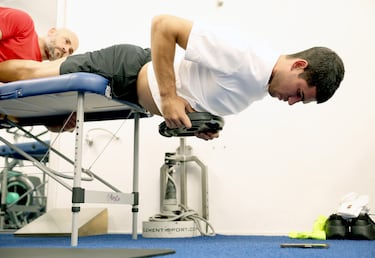 Carlos Alcaraz en el gimnasio realizando ejercicios de core durante su preparación para el Abierto de Australia 2026.