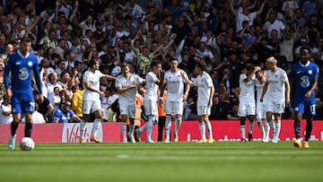 Jugadores de Leeds United celebrando un gol ante Chelsea por la fecha 3 de la Premier League.