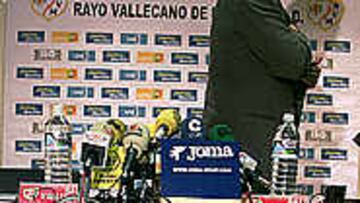 Andoni Goikoetxea ha convocado esta mañana una rueda de prensa durante el entrenamiento del Rayo Vallecano, después de que comunicaran oficialmente su destitución.